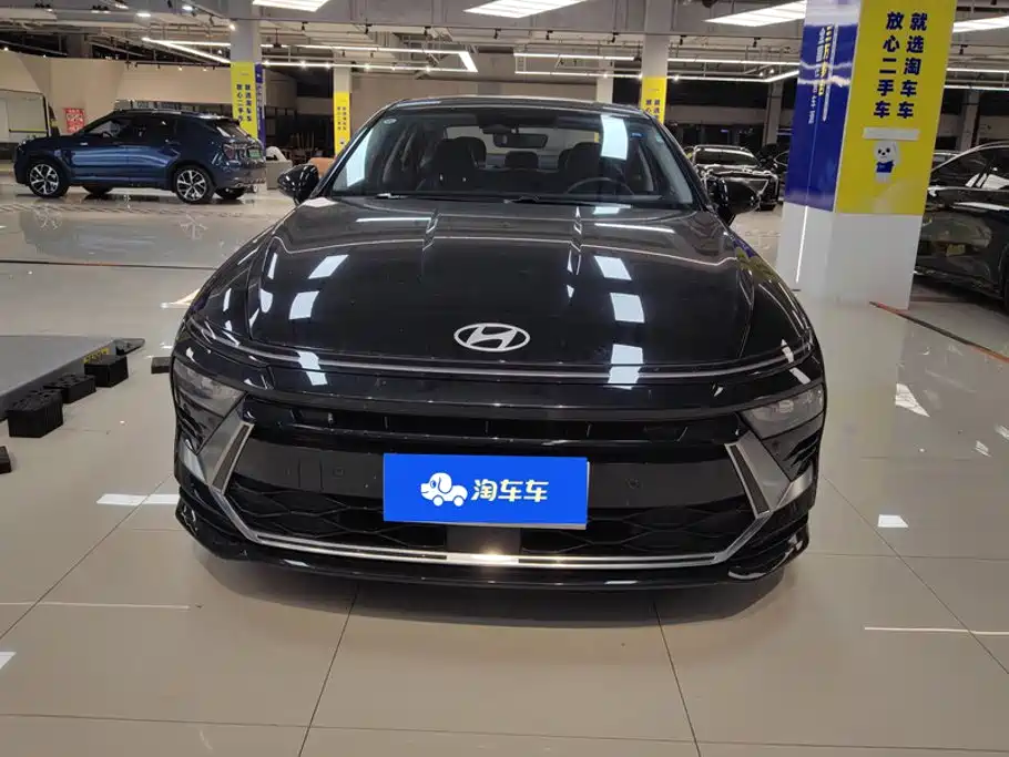 Photo 2 - Hyundai Sonata