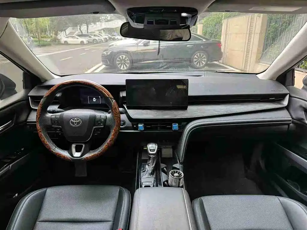 Toyota Camry 2024 Hybrid 2.0HE Elite Edition фото 7