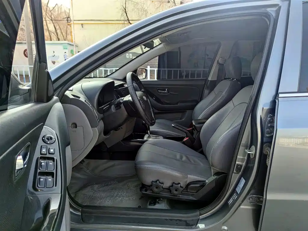 Hyundai Elantra 2011 1.6L Automatic Luxury фото 2