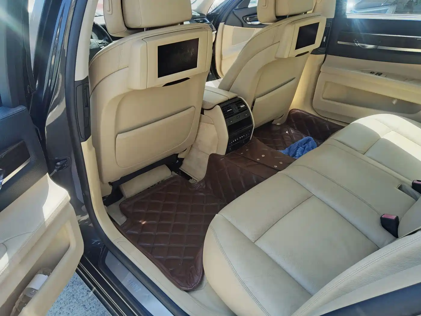 BMW 7 Series 2009 740Li Luxury фото 7