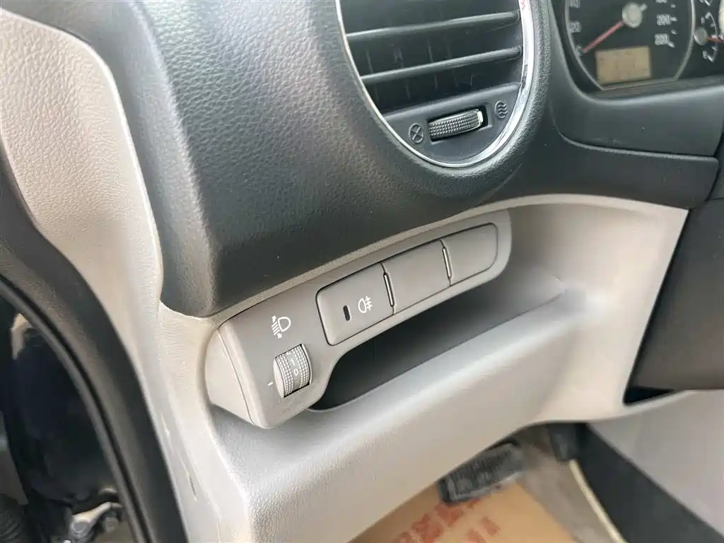 Kia Carens 2011 2.0L 7-Seater Automatic Standard фото 10