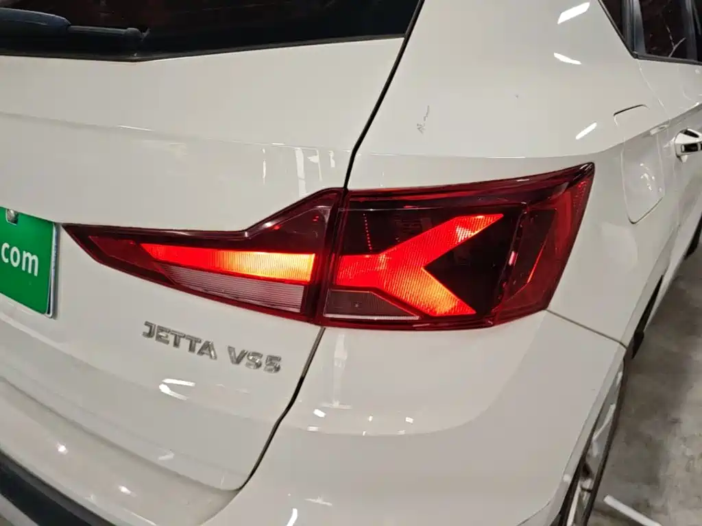 Photo 8 - Jetta VS5