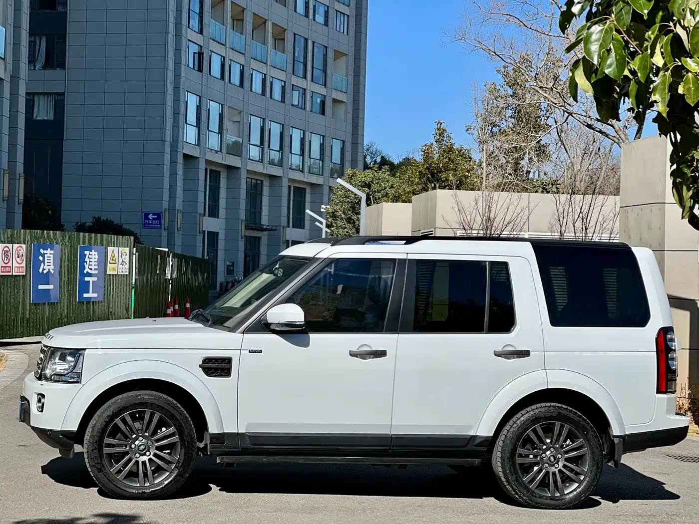 Land Rover Discovery 2015 3.0 SC V6 SE фото 3