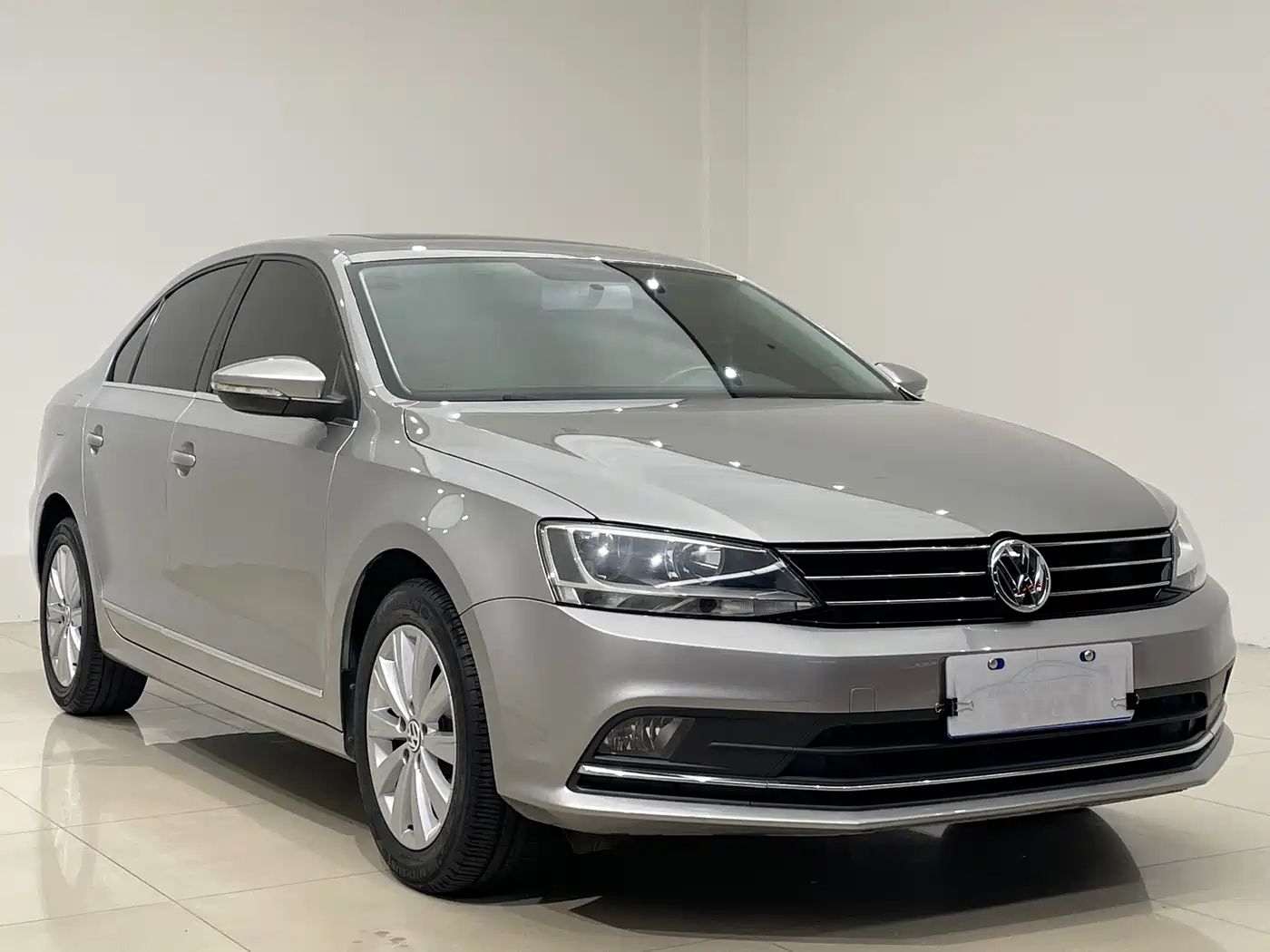 Volkswagen Sagitar 2015 1.6L Automatic Comfort фото 3