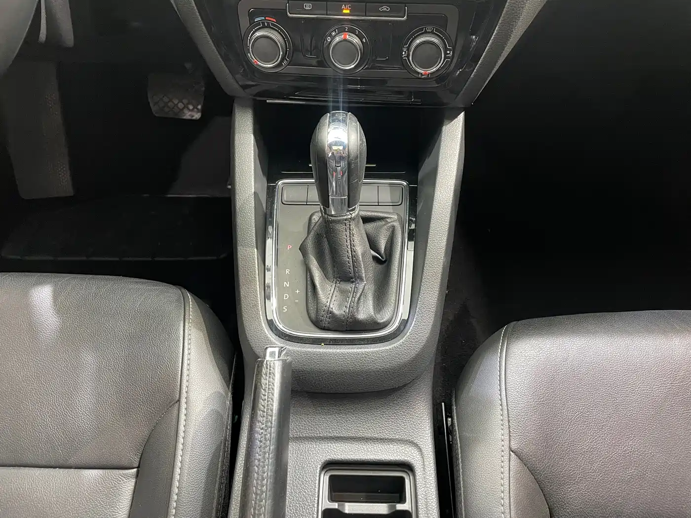Volkswagen Sagitar 2015 1.6L Automatic Comfort фото 19