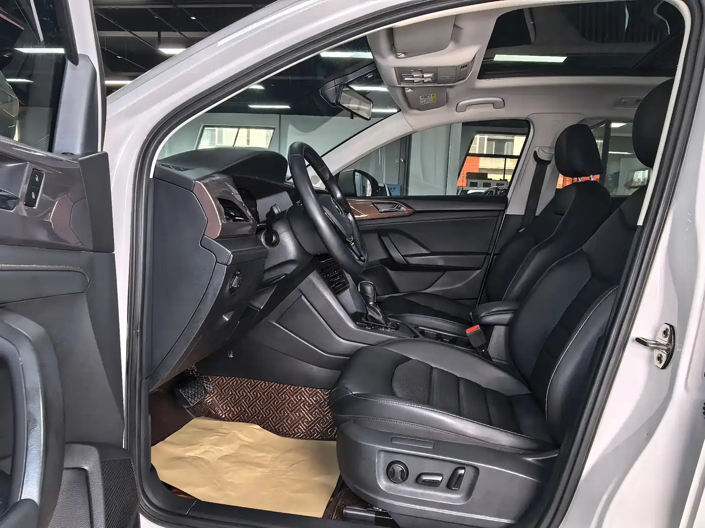 Volkswagen Tharu 2022 280TSI FWD Luxury Edition фото 8