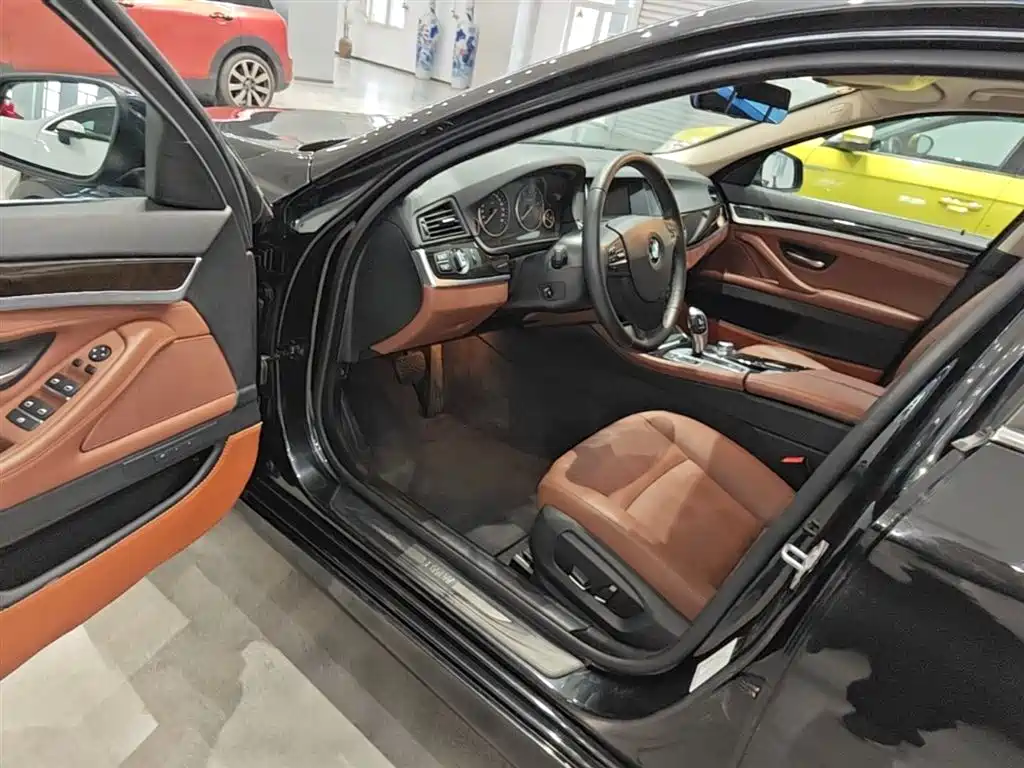 BMW 5 Series 2014 525Li Leading фото 16