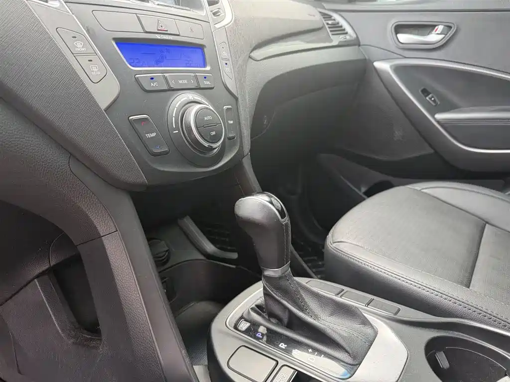 Hyundai Santa Fe 2013 Model 2.4L Automatic 2WD Smart фото 12