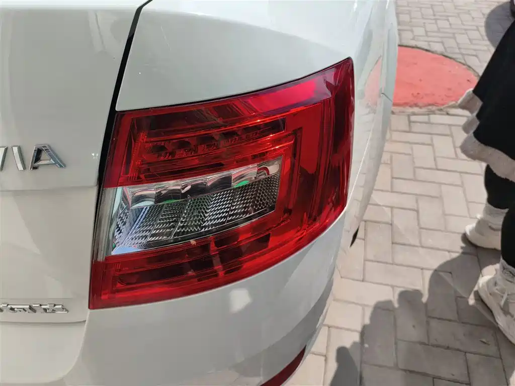 Škoda Octavia 2017 Classic 1.6L Manual Comfort фото 24