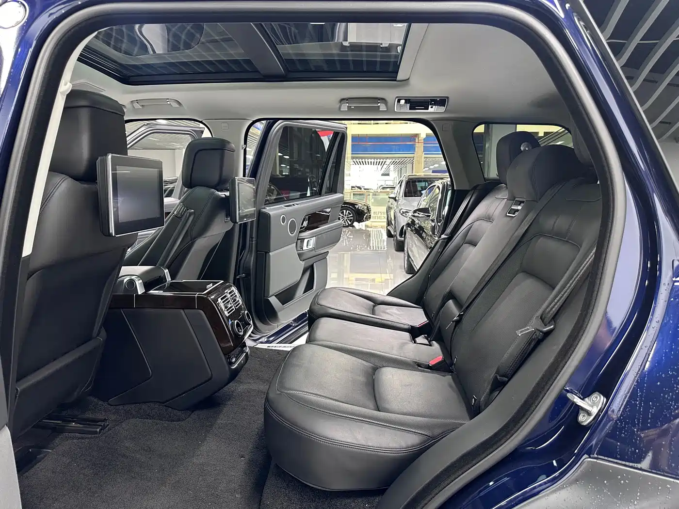 Land Rover Range Rover 2020 3.0 L6 Heritage Extended Edition фото 14