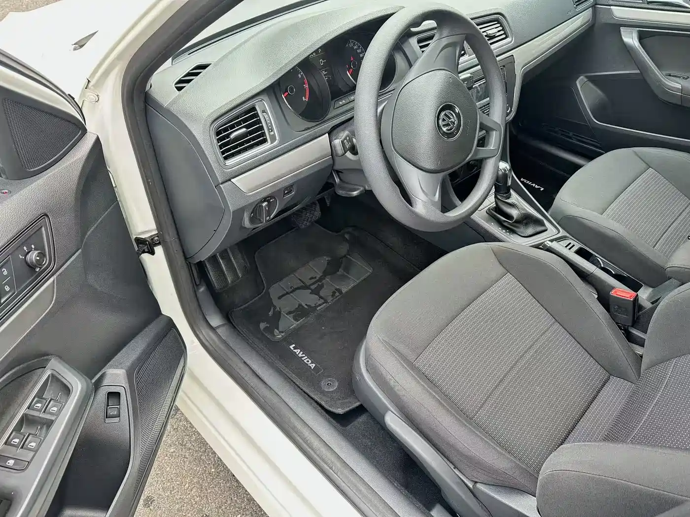 Volkswagen Lavida 2017 1.6L Automatic Trend Edition фото 10