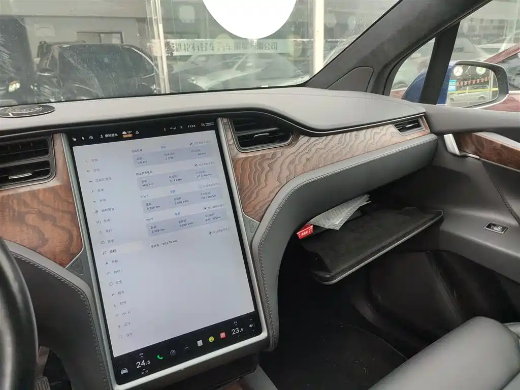 TESLA MODEL X
