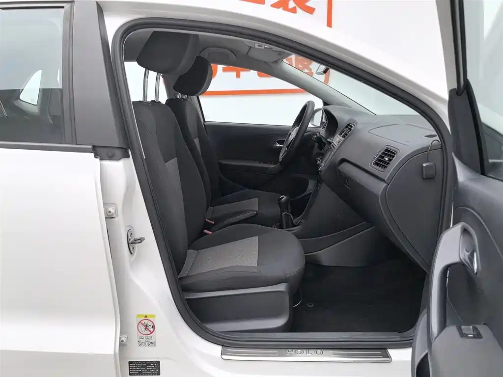 Volkswagen Polo 2014 1.4L Manual Trend Edition фото 23