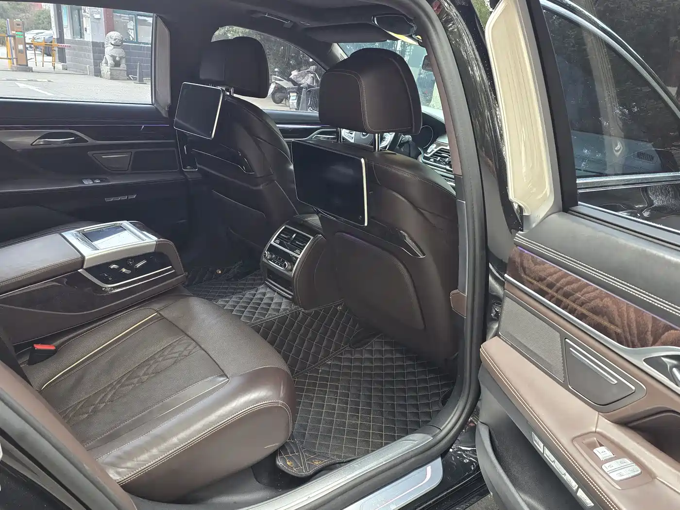 BMW 7 Series 2017 740Li xDrive Luxury Edition фото 8