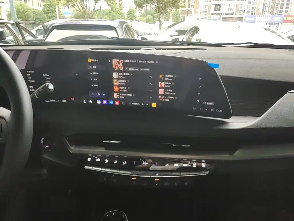 Photo 13 - Cadillac XT4