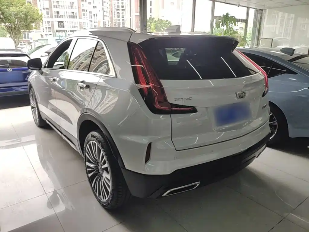 Photo 5 - Cadillac XT4