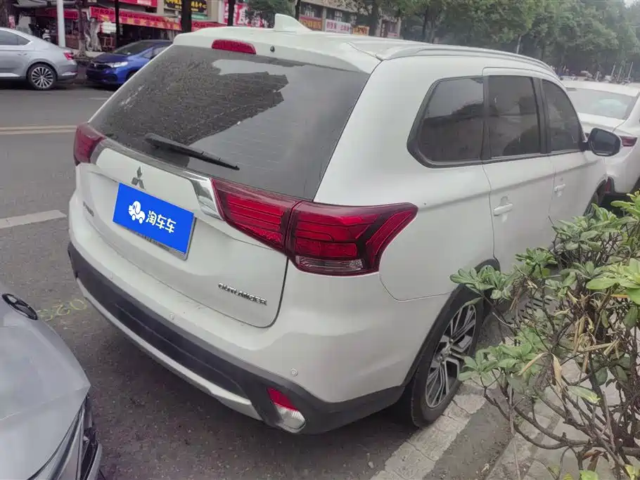 Mitsubishi Outlander 2018 2.0L 2WD Glory Edition 5-seater фото 3