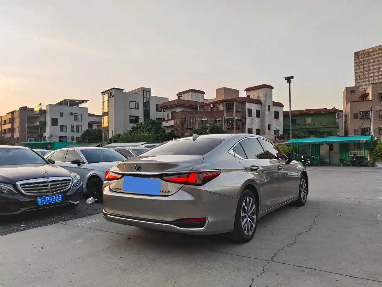 Lexus ES 2023 200 Excellence Edition фото 9