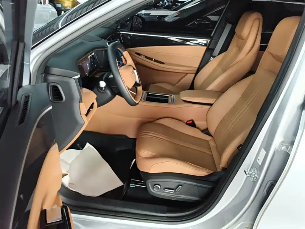 Geely Galaxy Galaxy L7 2025 EM-i 115km Explorer+ Edition фото 15