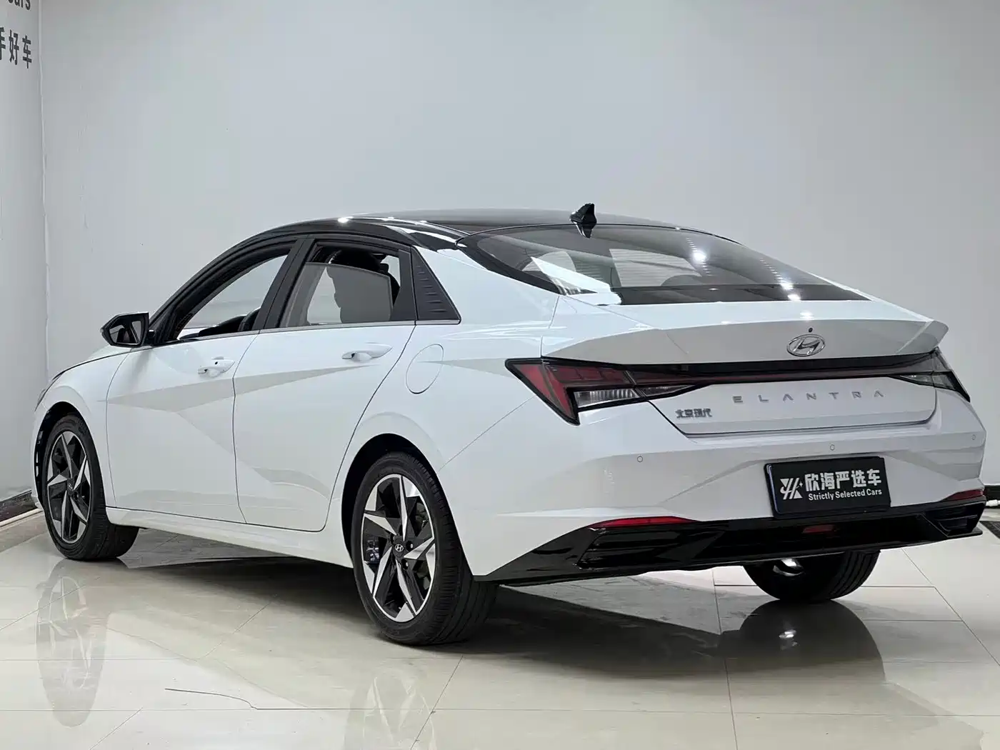 Hyundai Elantra 2022 1.5L CVT LUX Premium Edition фото 6