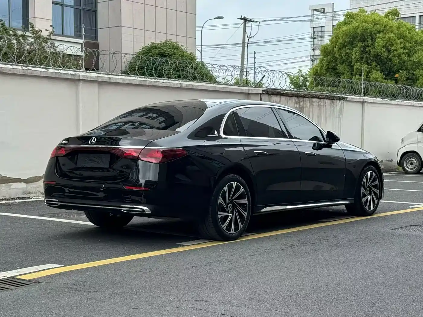 Mercedes-Benz E-Class 2024 Model E 300 L Luxury фото 9