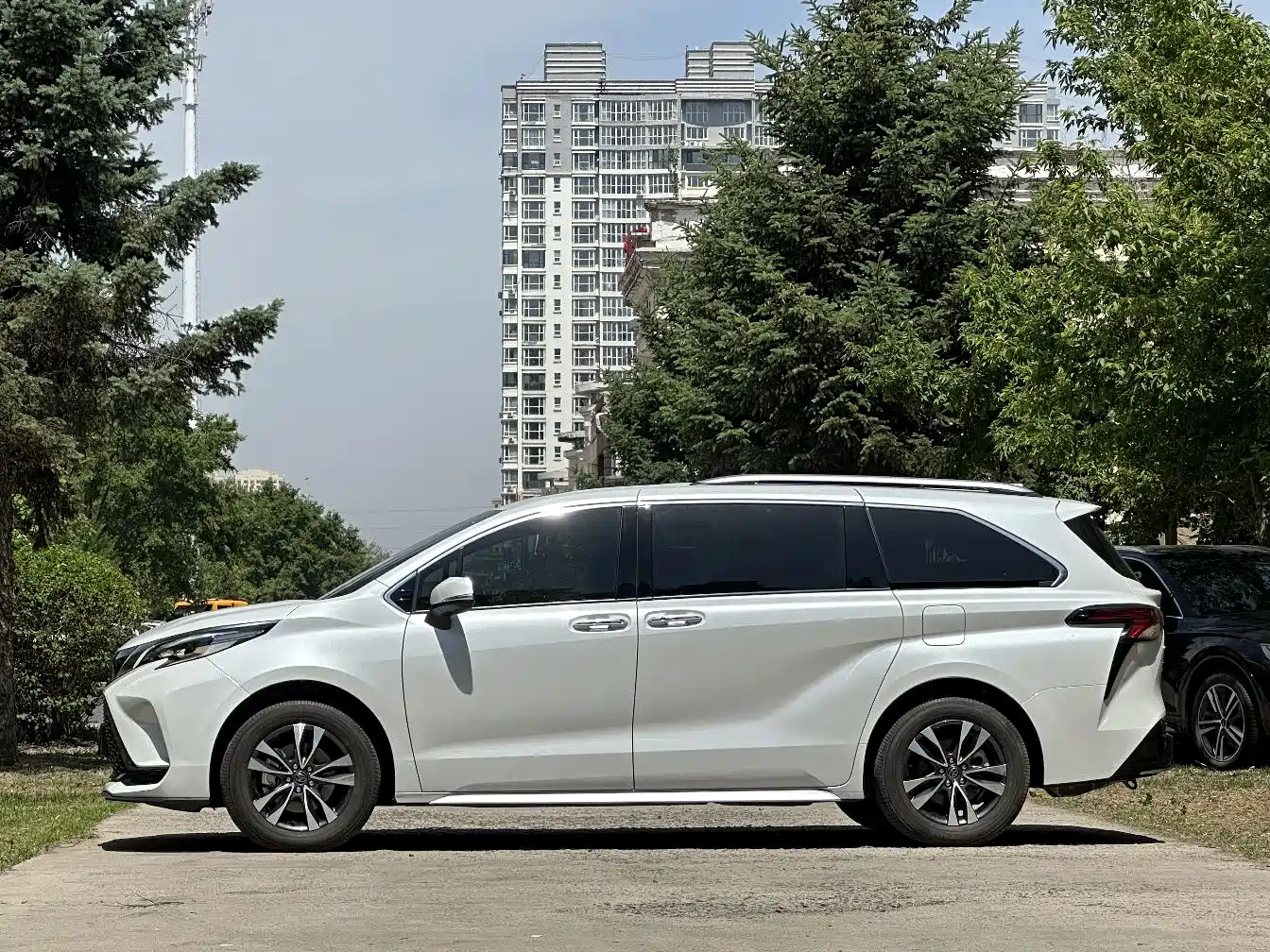 Toyota Granvia 2024 2.5L Hybrid Premium PLUS 4WD Edition фото 5
