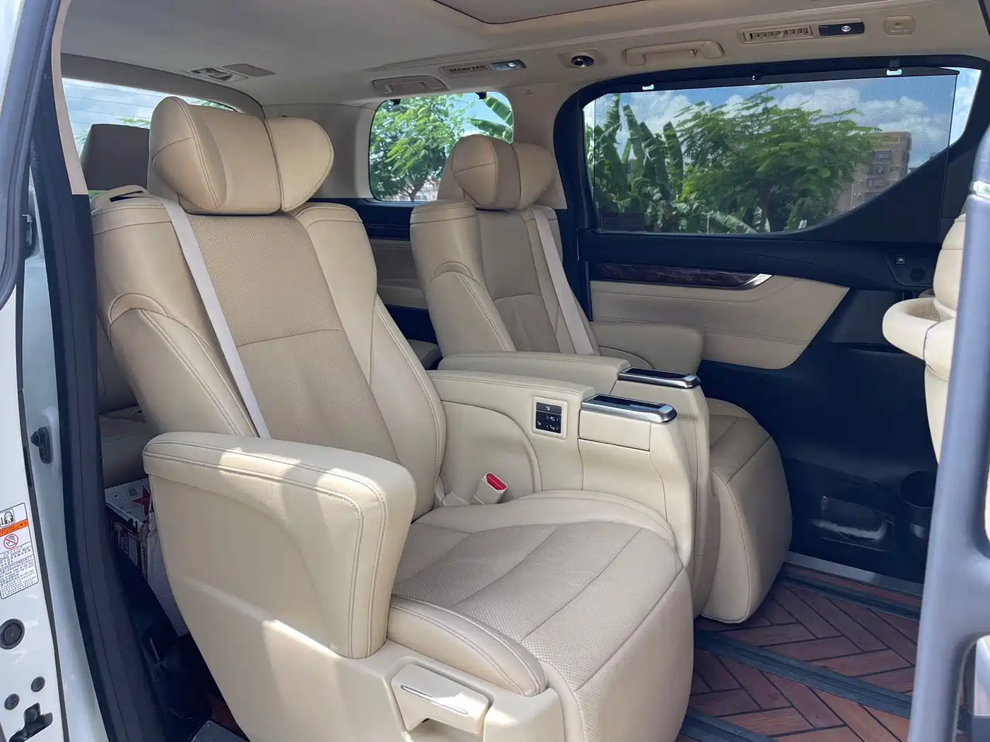 Toyota Alphard 2021 Hybrid 2.5L Luxury фото 14