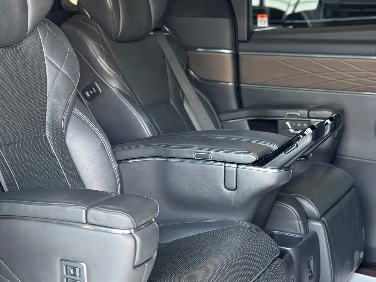 Photo 5 - Toyota Vellfire