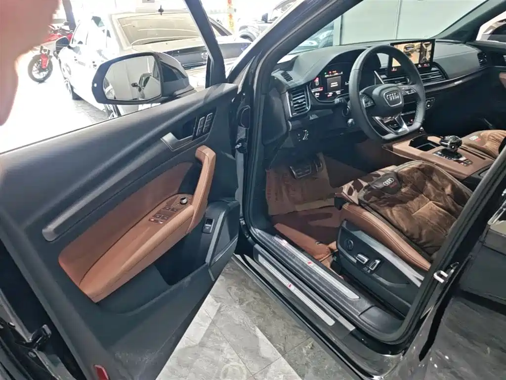 Audi Q5L 2025 45th Anniversary Edition 45 TFSI Luxury Sport фото 16