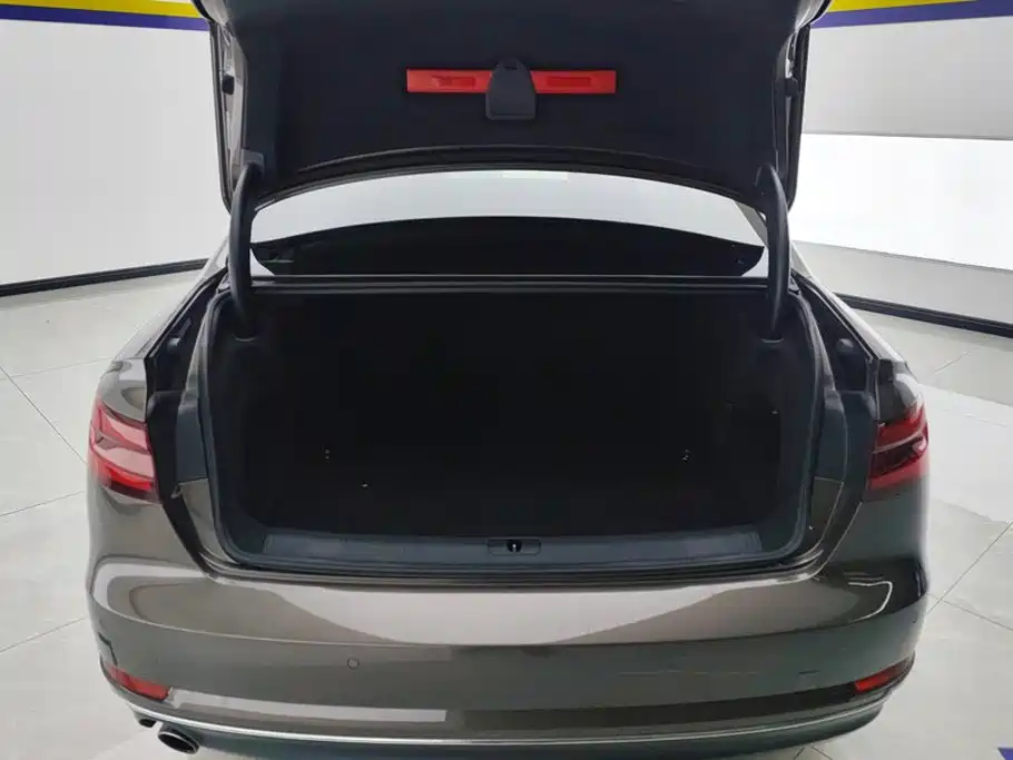Фото 4 - Audi A4L