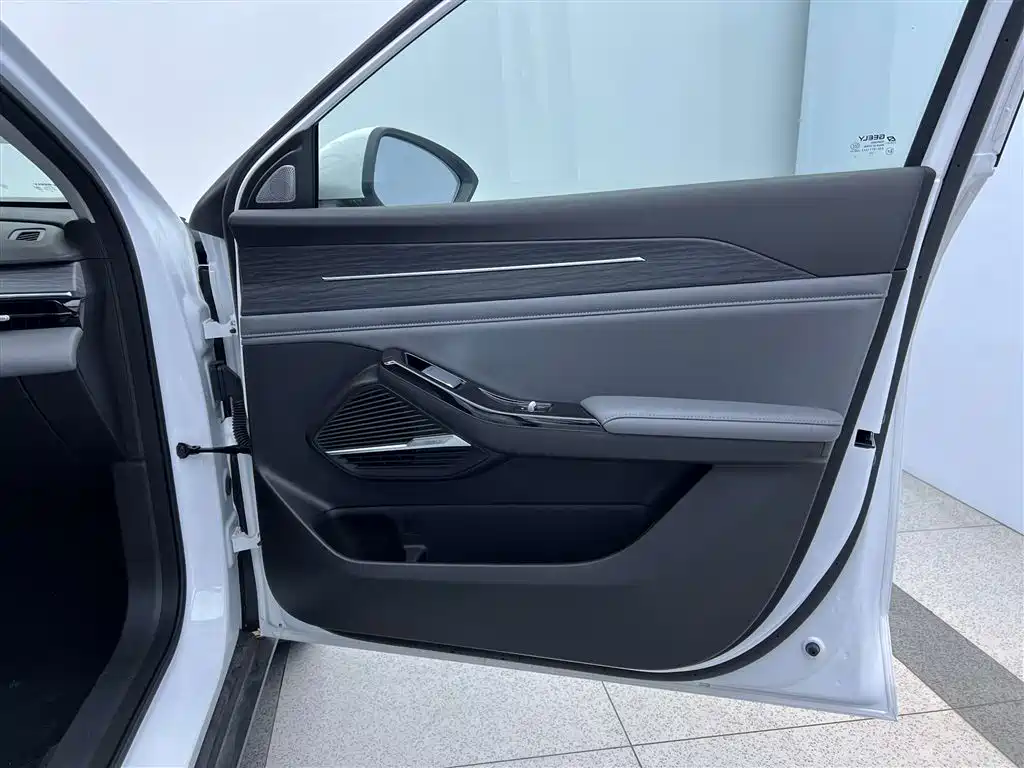 Geely Galaxy Galaxy L6 2025 EM-i 140km Explorer+ Edition фото 23