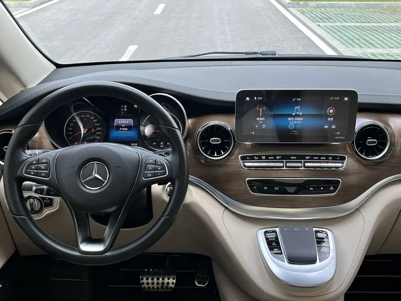 Mercedes-Benz V-Class 2021 V 260 L Long Wheelbase Premium Edition фото 6