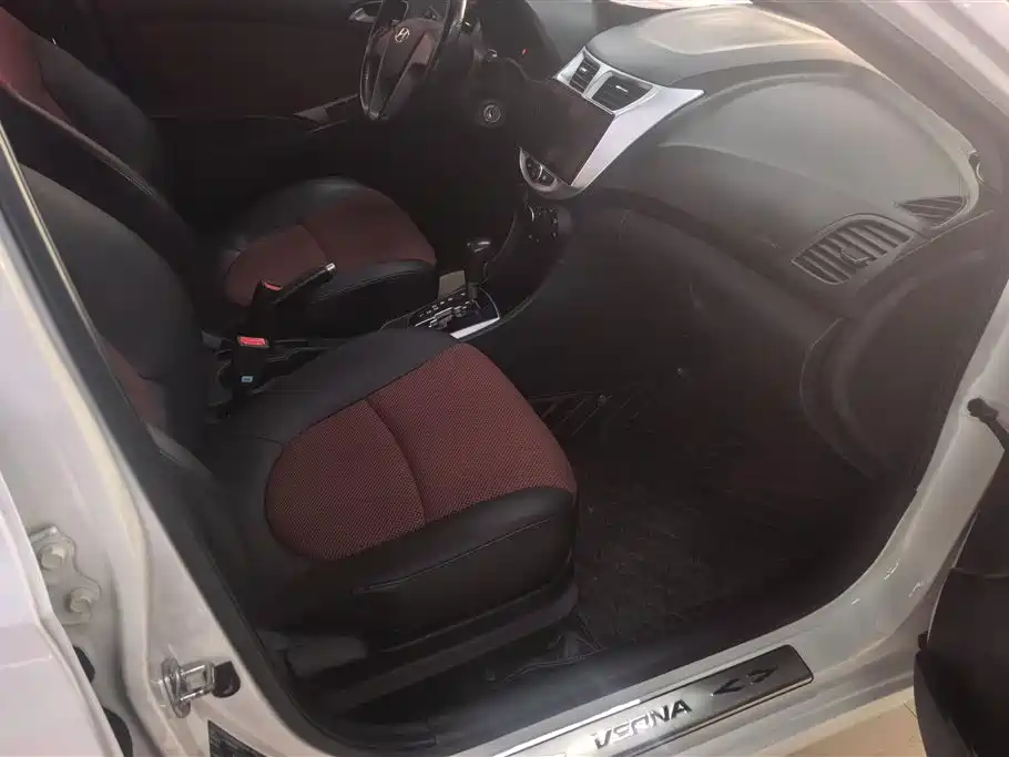 Hyundai Reina 2014 Model 1.4L Automatic GLX фото 8