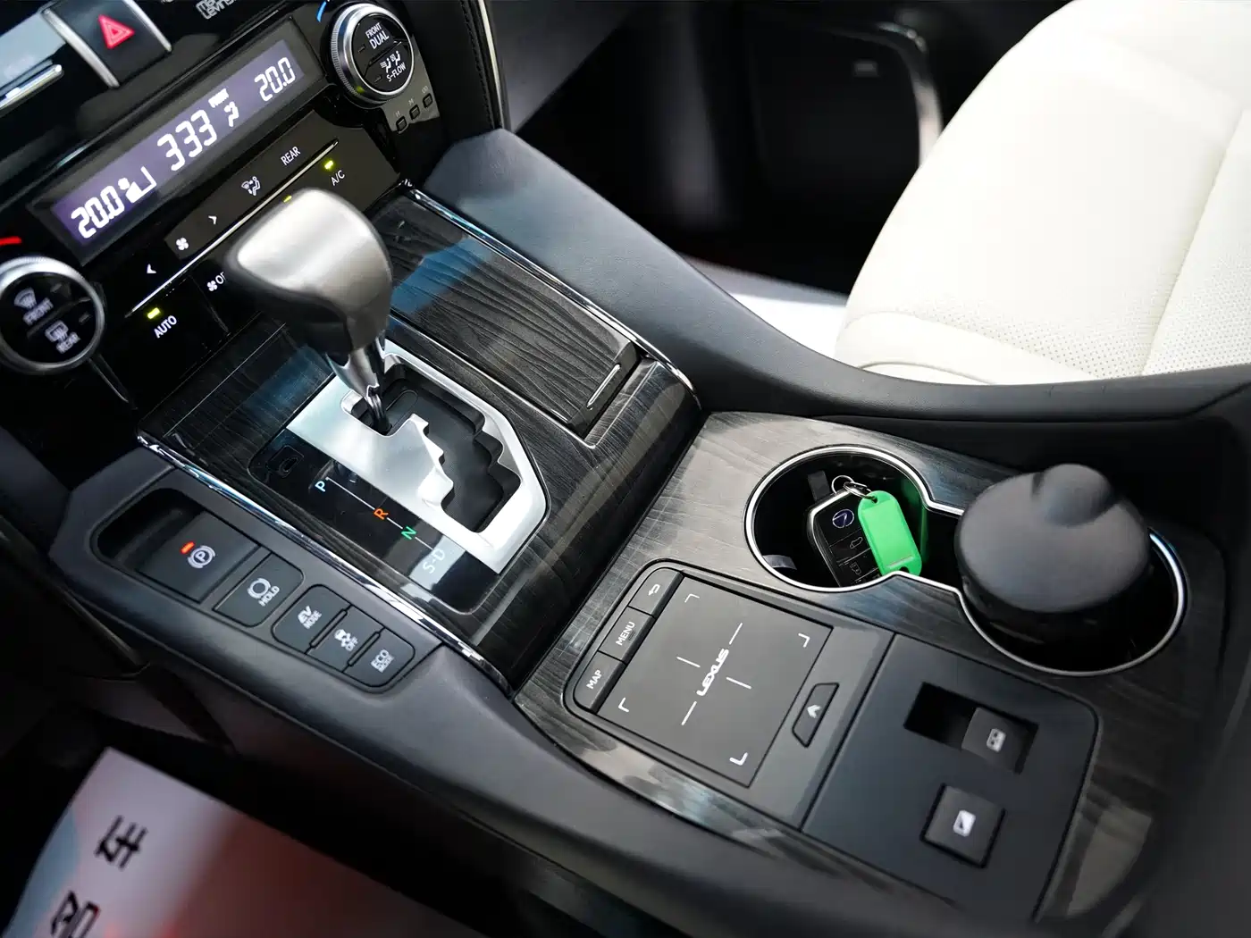 Lexus LM 2020 300h 4-Seat Imperial Edition фото 15