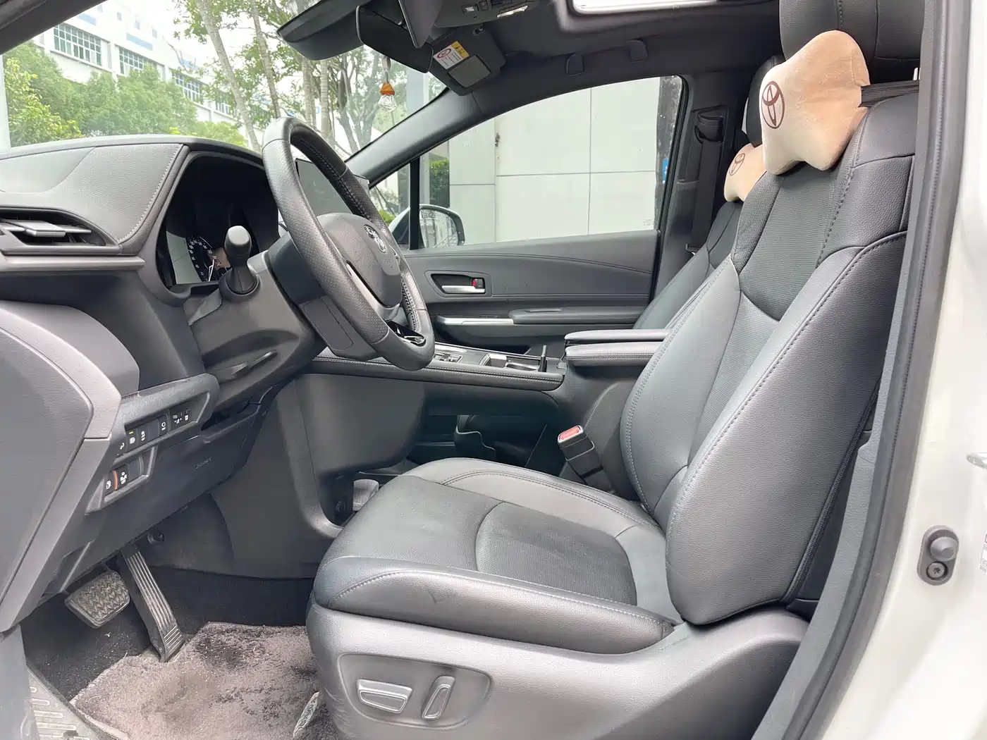 Toyota Sienna 2023 2.5L Hybrid Premium Edition фото 10