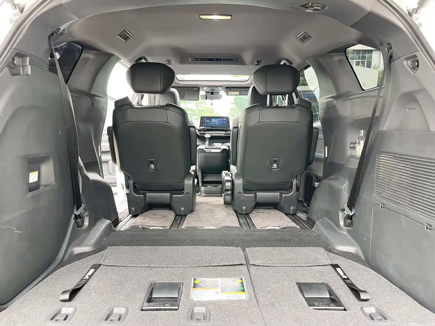 Toyota Sienna 2023 2.5L Hybrid Premium Edition фото 15