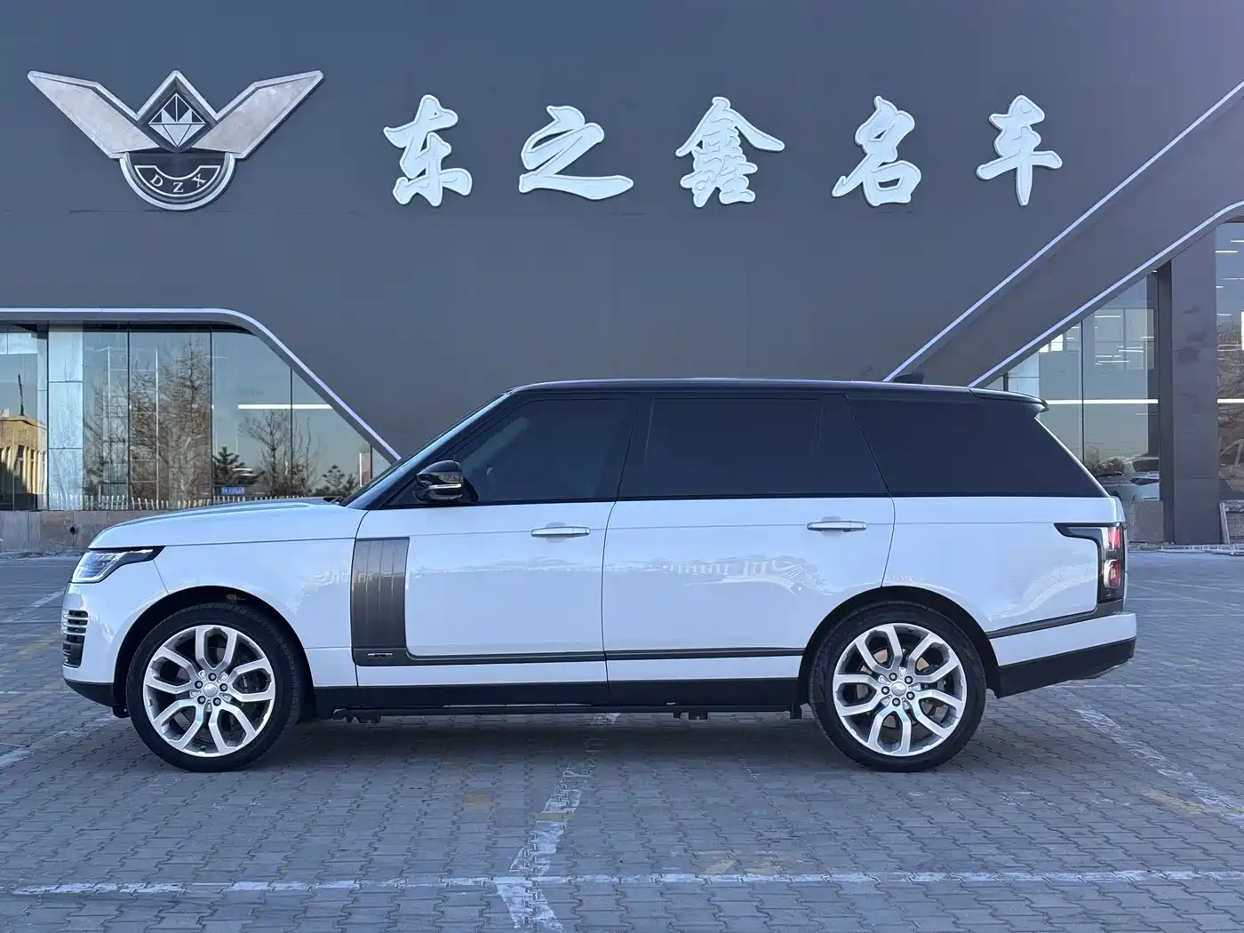 Land Rover Range Rover 2022 3.0 L6 400PS Heritage Extended Classic Edition фото 4