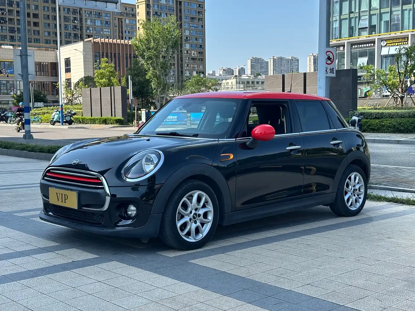 Photo 1 - MINI MINI