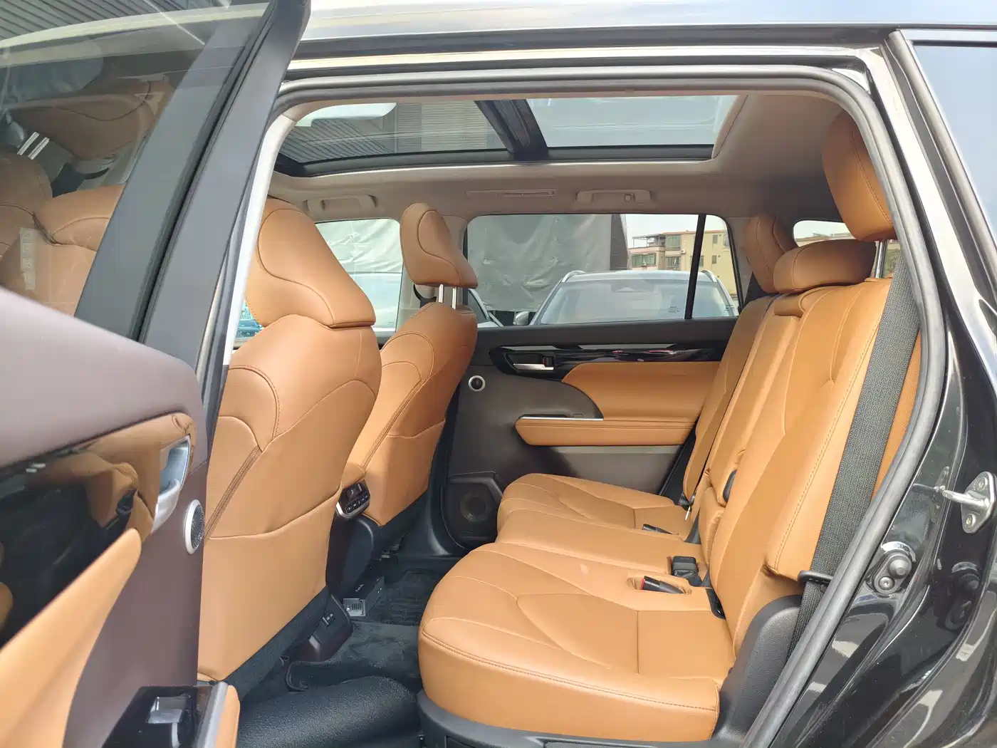 Toyota Highlander 2023 2.5L Smart Hybrid Dual Engine AWD Premium 7-Seater фото 8