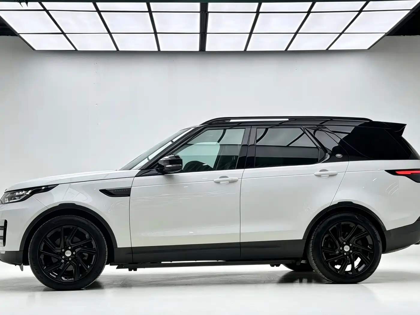 Land Rover Discovery 2018 3.0 SC V6 SE фото 3
