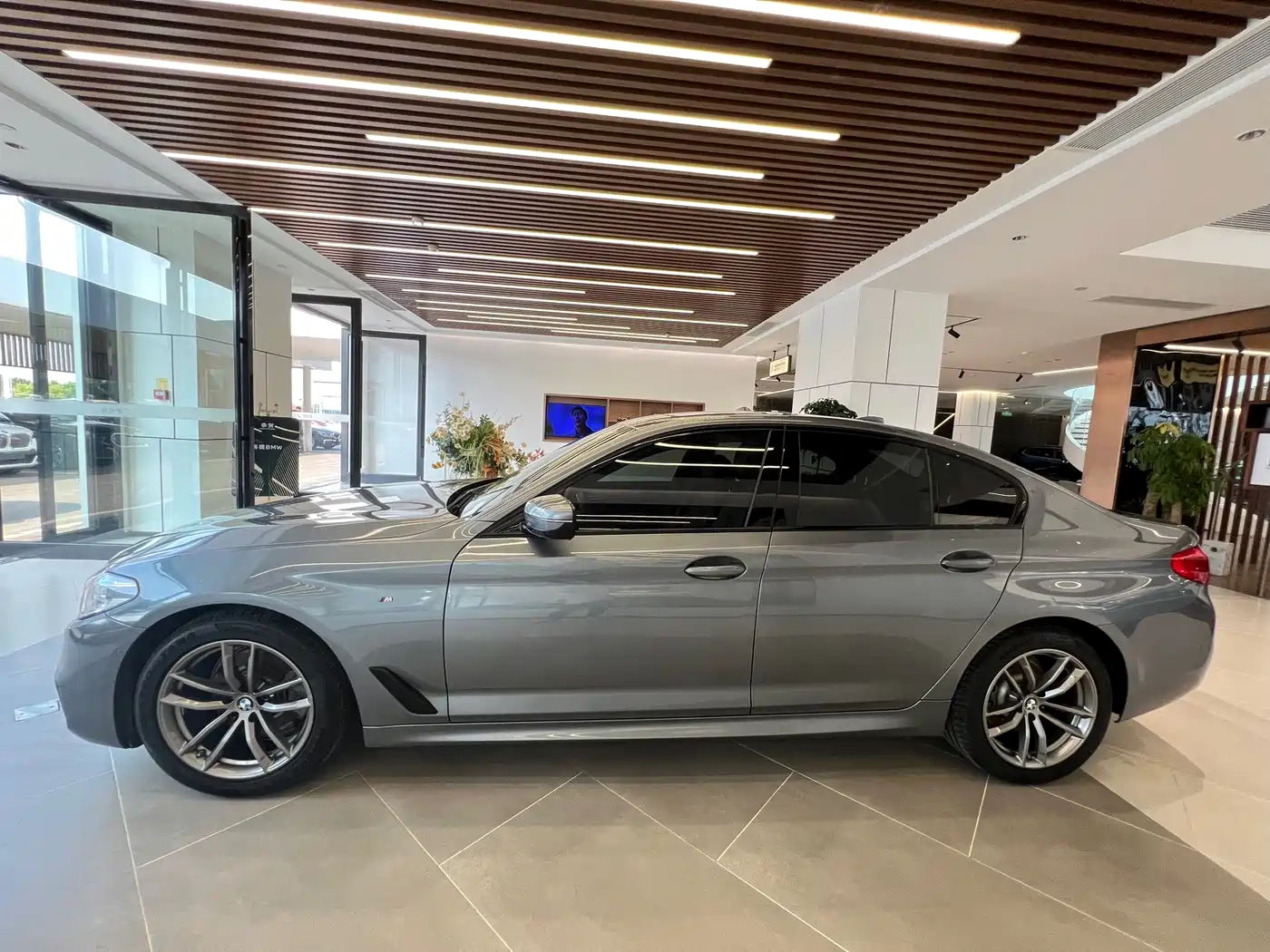 BMW 5 Series (Import) 2020 Model 525i M Sport Package фото 3