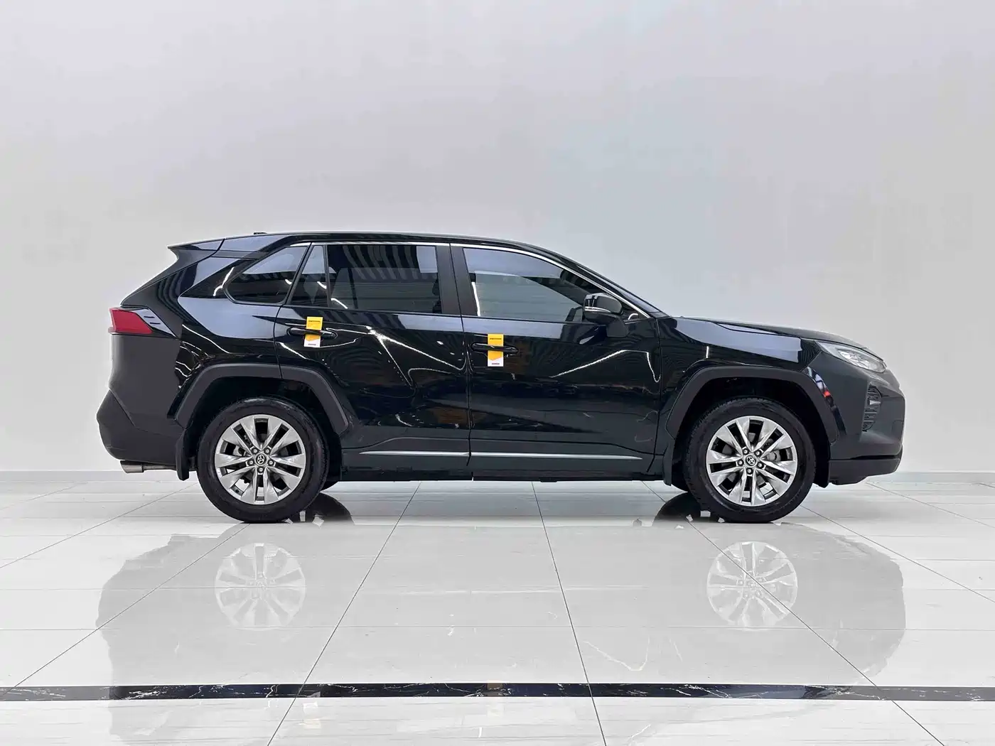 Toyota Wildlander 2023 2.0L CVT FWD LE фото 5