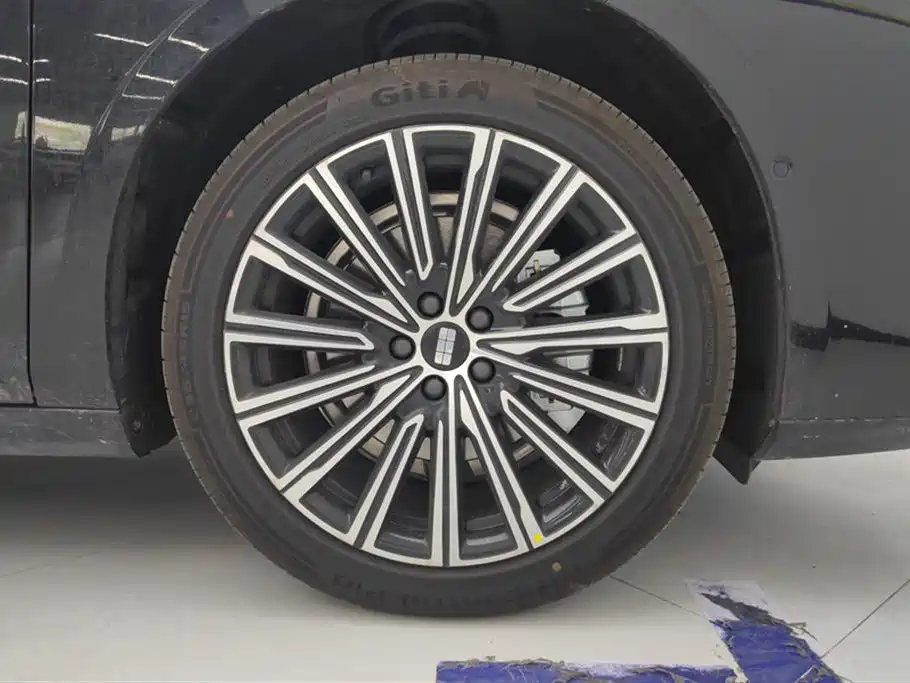 Geely Galaxy Galaxy Xingyao 8 2025 Model 130km EM-i Flagship Edition фото 6