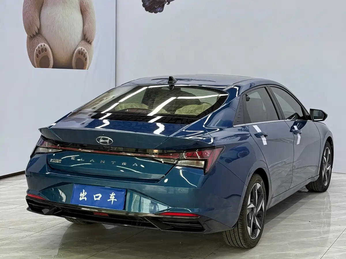 Hyundai Elantra 2021 1.5L CVT LUX Premium Edition фото 4