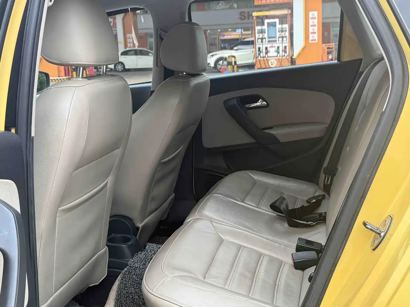Volkswagen Polo 2011 1.6L Automatic Cool Edition фото 14