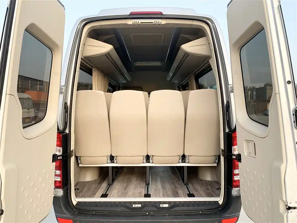 Mercedes-Benz Sprinter 2016 2.1T Premium Tour Medium Wheelbase Version фото 17