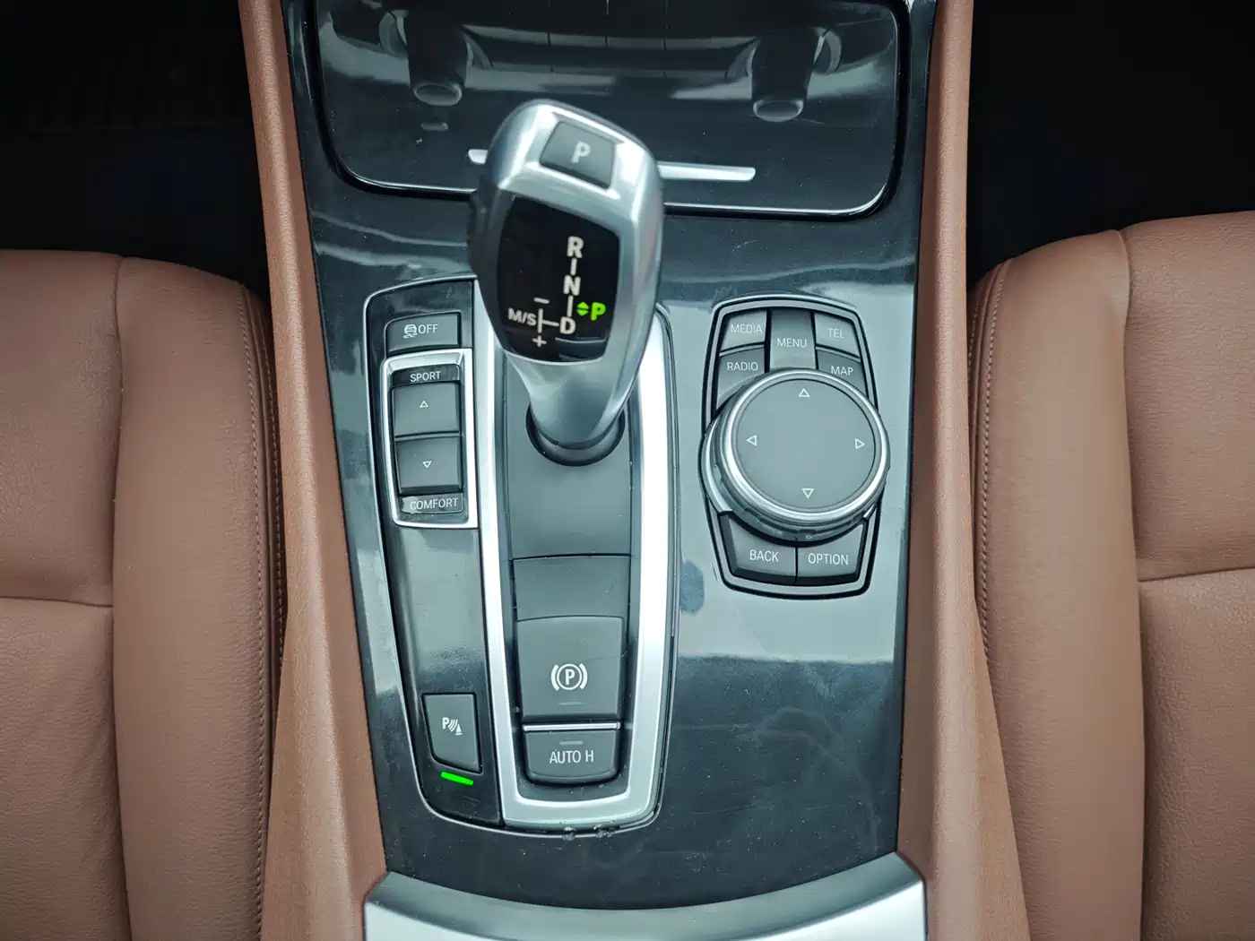 BMW 5 Series GT 2015 528i Leading фото 20