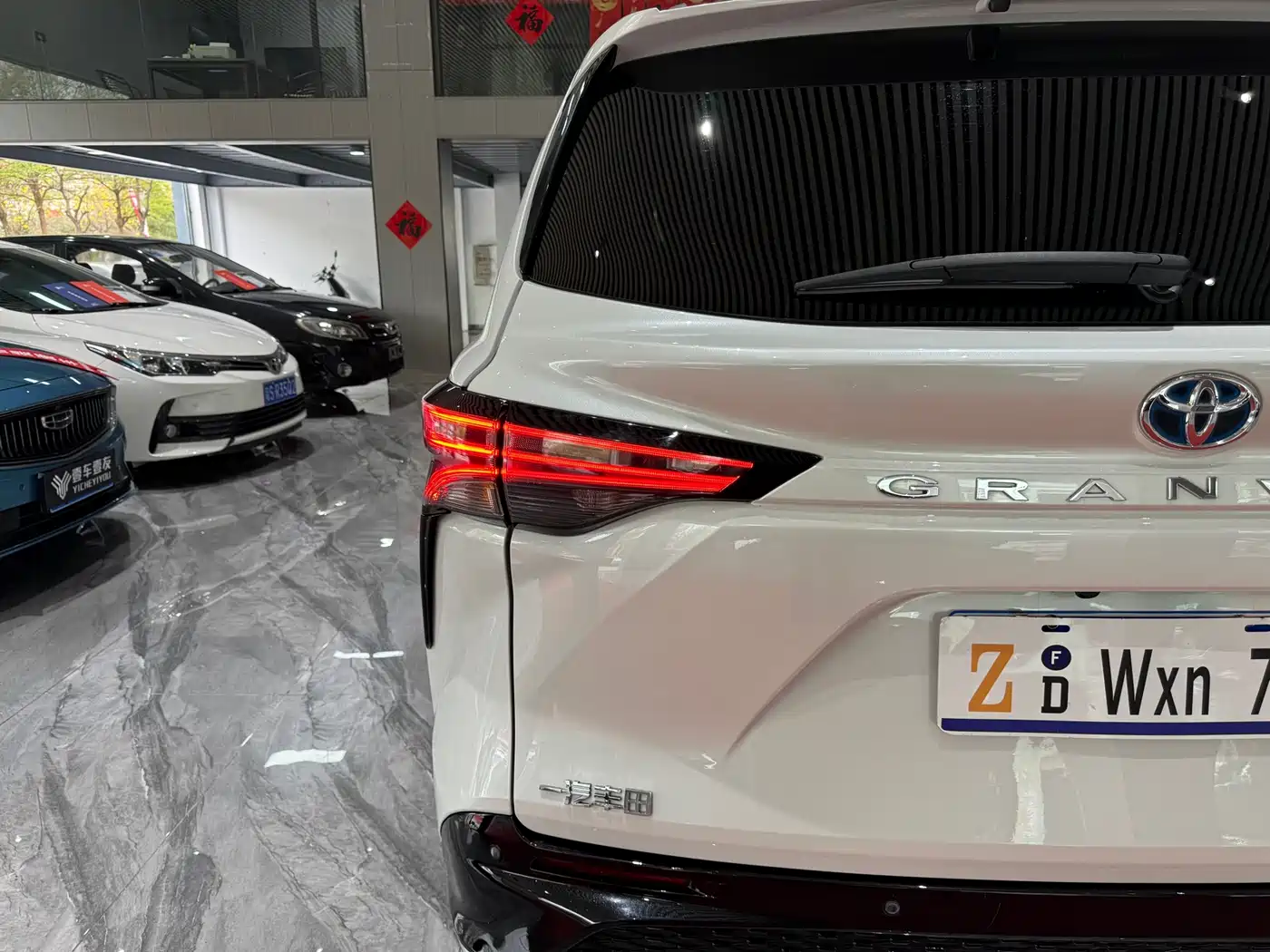 Toyota Granvia 2023 2.5L Hybrid VIP Edition фото 25