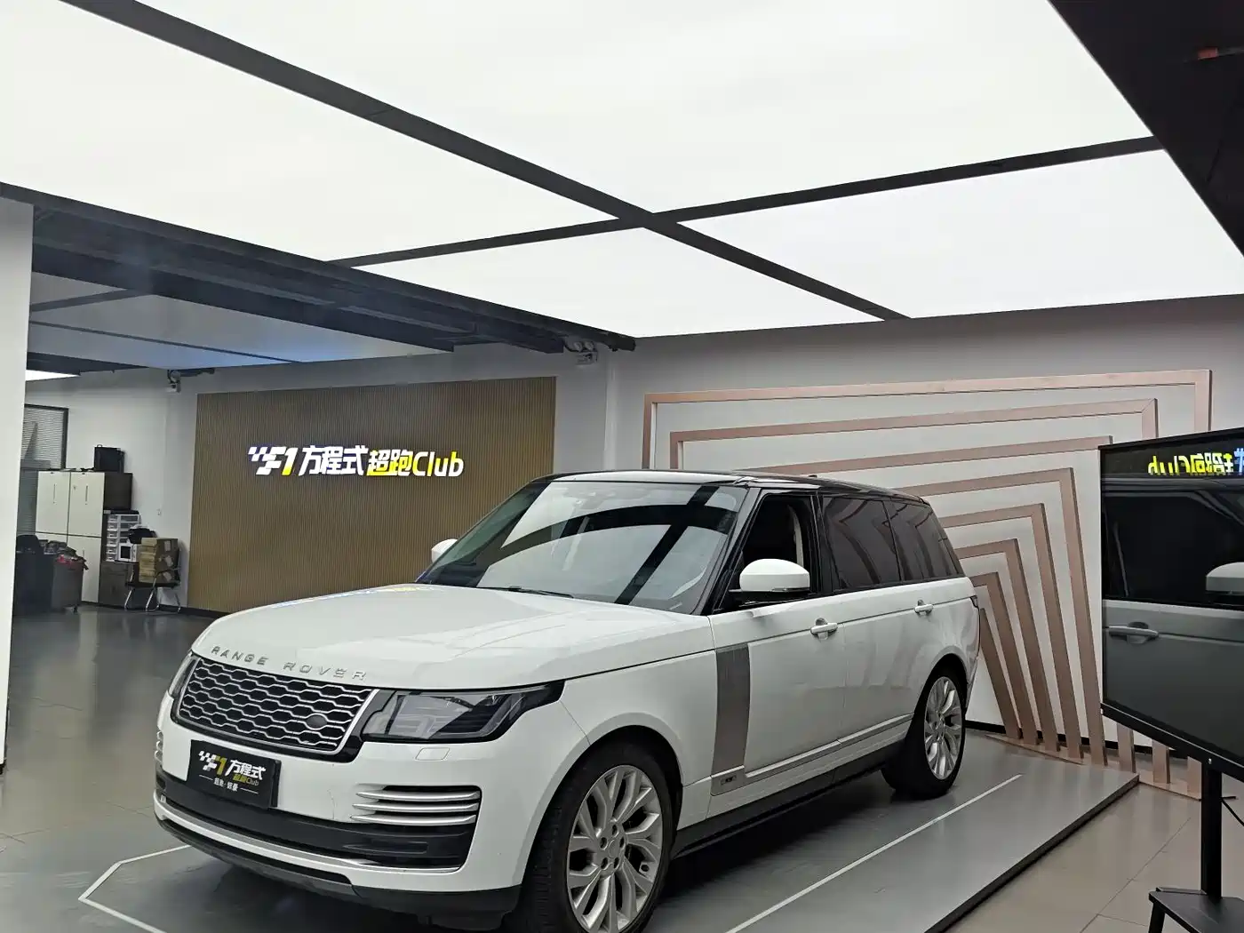 Land Rover Range Rover 2018 3.0 SC V6 Vogue SE Genesis Extended Edition фото 4