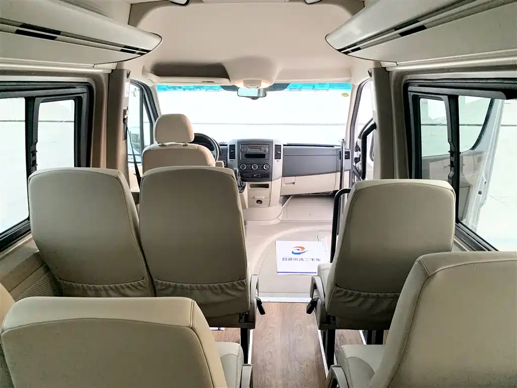 Mercedes-Benz Sprinter 2016 2.1T Premium Tour Medium Wheelbase Version фото 8
